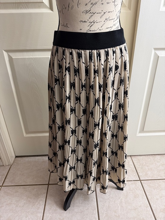 Dresses & Skirts - Black & Cream Pleated Midi Skirt XL
